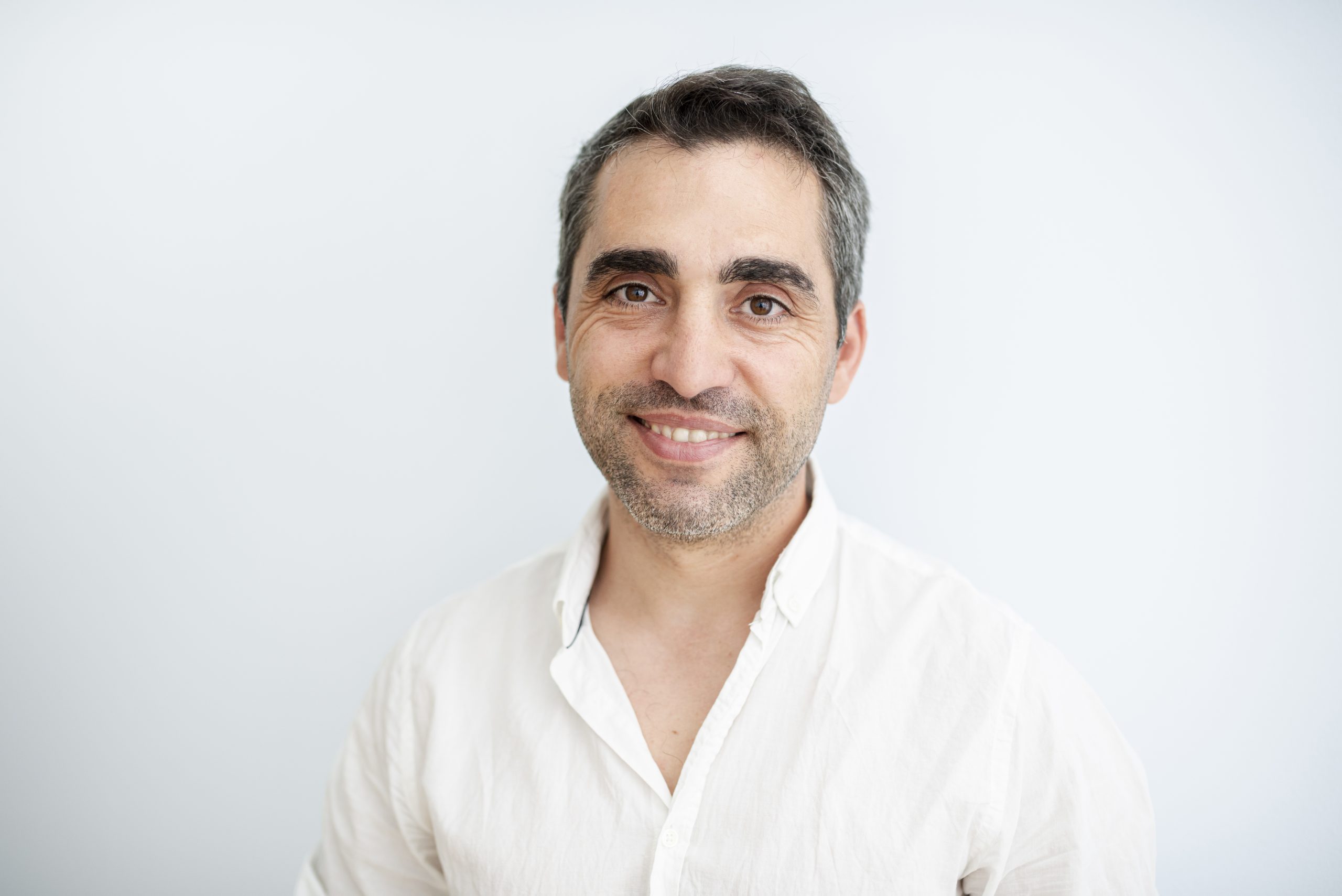 homme-souriant-tir-moyen
